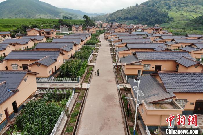 平坦的水泥路從村民居住區(qū)穿過。　張浪 攝